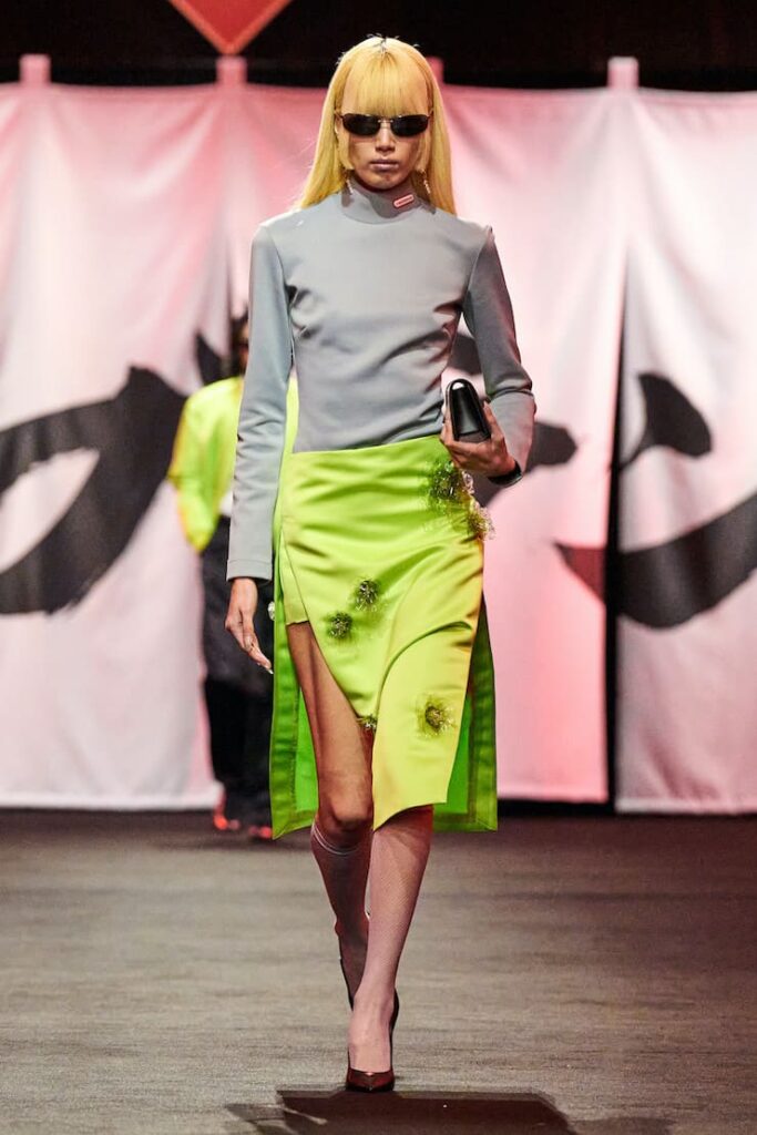 Modella con gonna fluo alla sfilata di Casablanca
