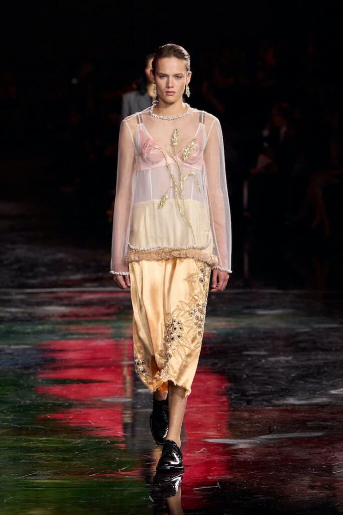 Modella con gonna sottoveste alla sfilata di Chanel