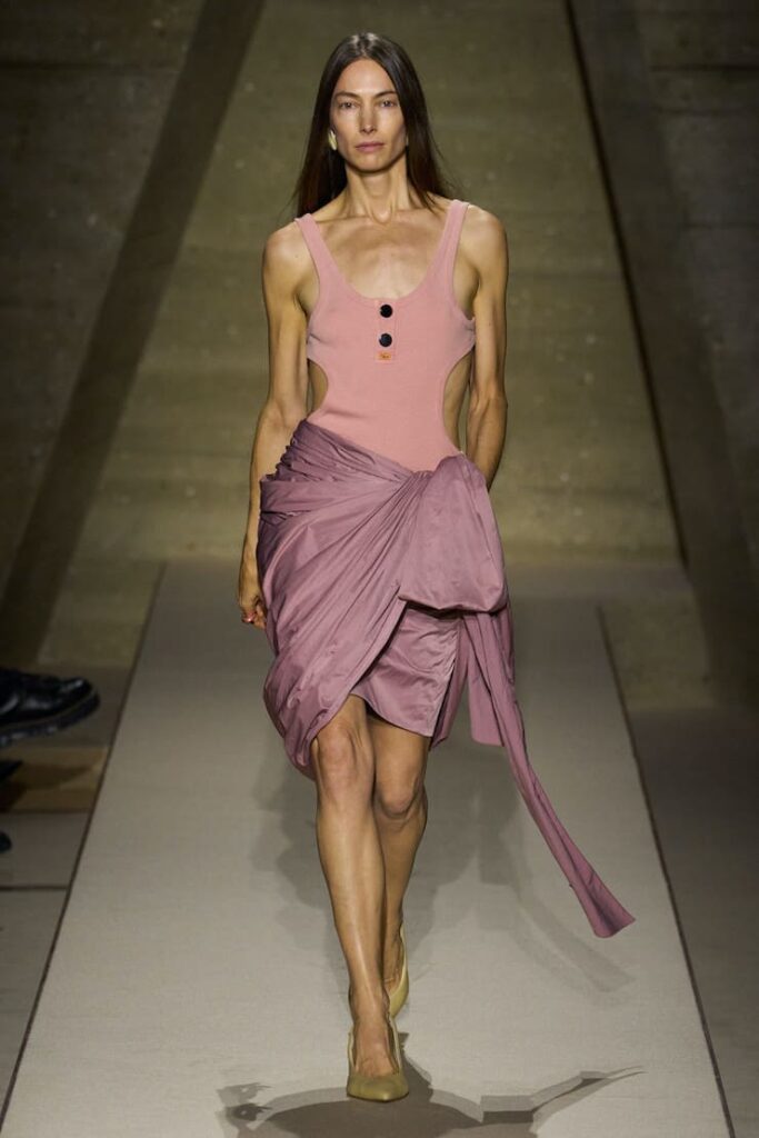 Modella con gonna annodata alla sgilata di Chloé