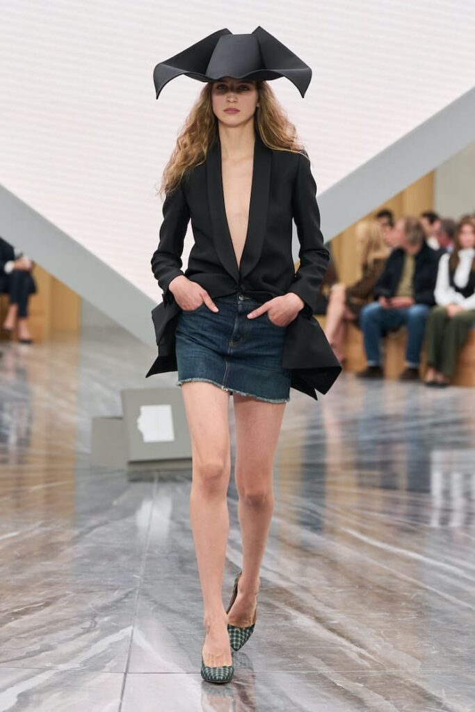 Modella con micro gonna alla sfilata di Dior