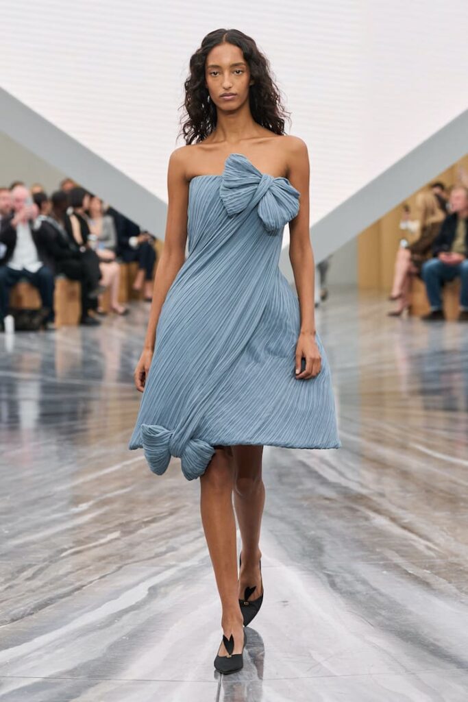 Modella con abito con maxi fiocchi alla sfilata Dior