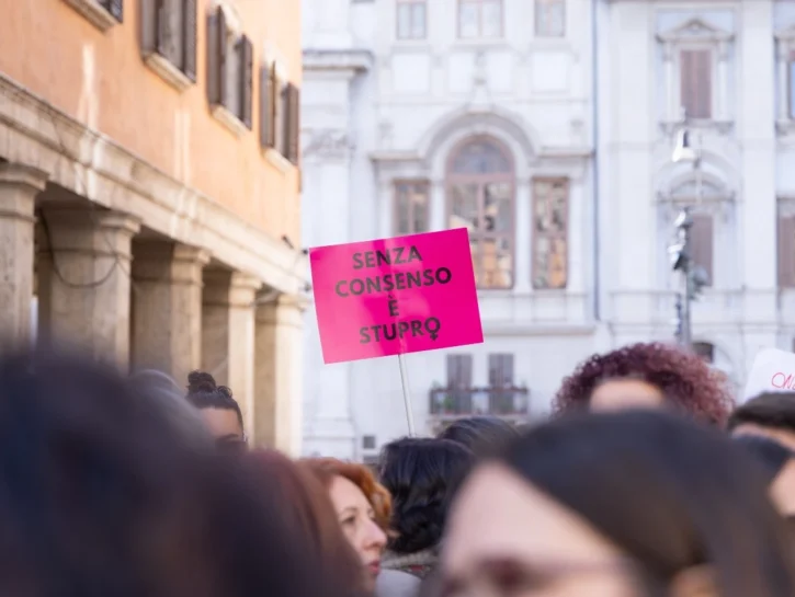 Ddl stupri, nel nuovo testo pene più alte e stop al riferimento al consenso: è polemica