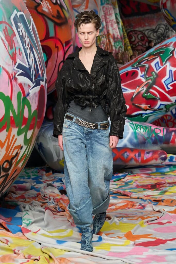 Modella alla sfulata Diese con jeans a vota bassa