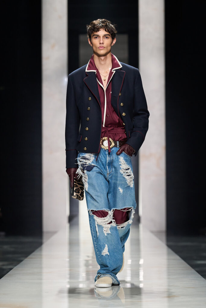 tendenza moda uomo 2026 cosa rubare al guardaroba di lui jeans strappati denim