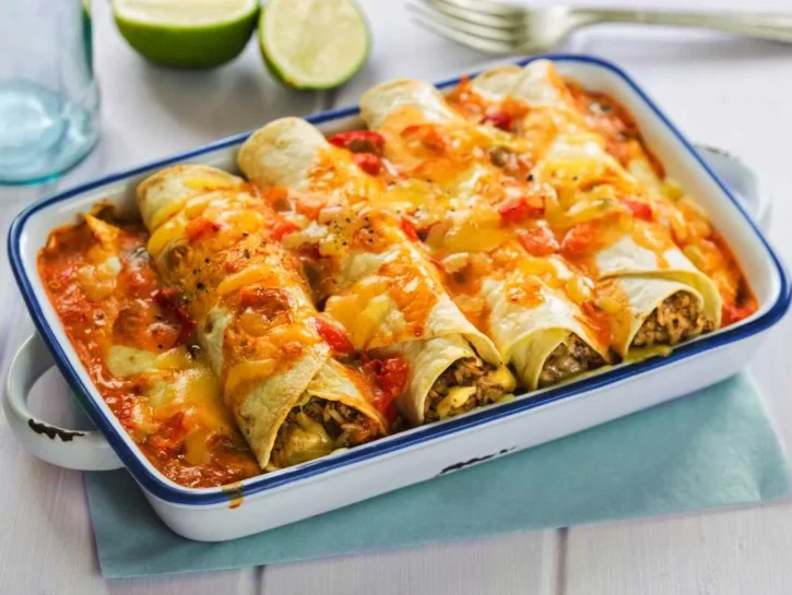 Enchiladas di manzo con salsa di pomodoro e formaggio