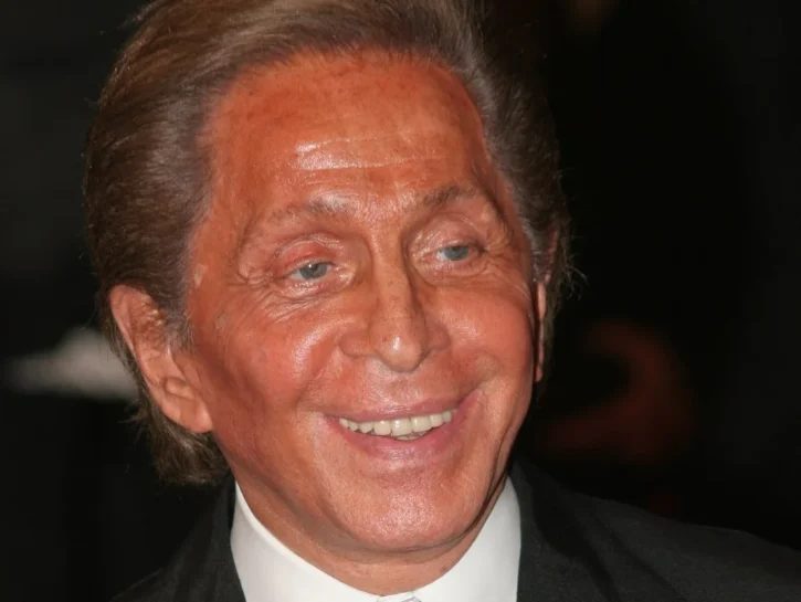 Funerale Valentino, tutti i vip presenti e gli assenti illustri: sui social commenti a non finire