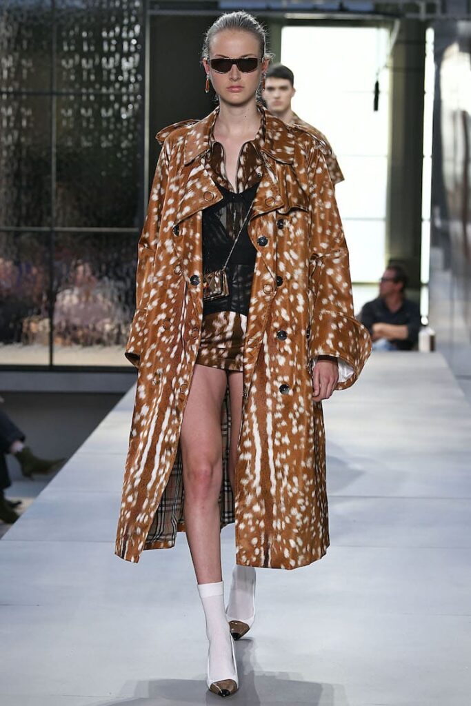 Modella indossa un capo Burberry stampa cervo