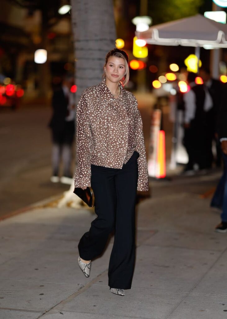 Sofia Ritchie Grainge con look stampa cervo