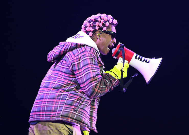 A$AP Rocky con il capello di bigodini