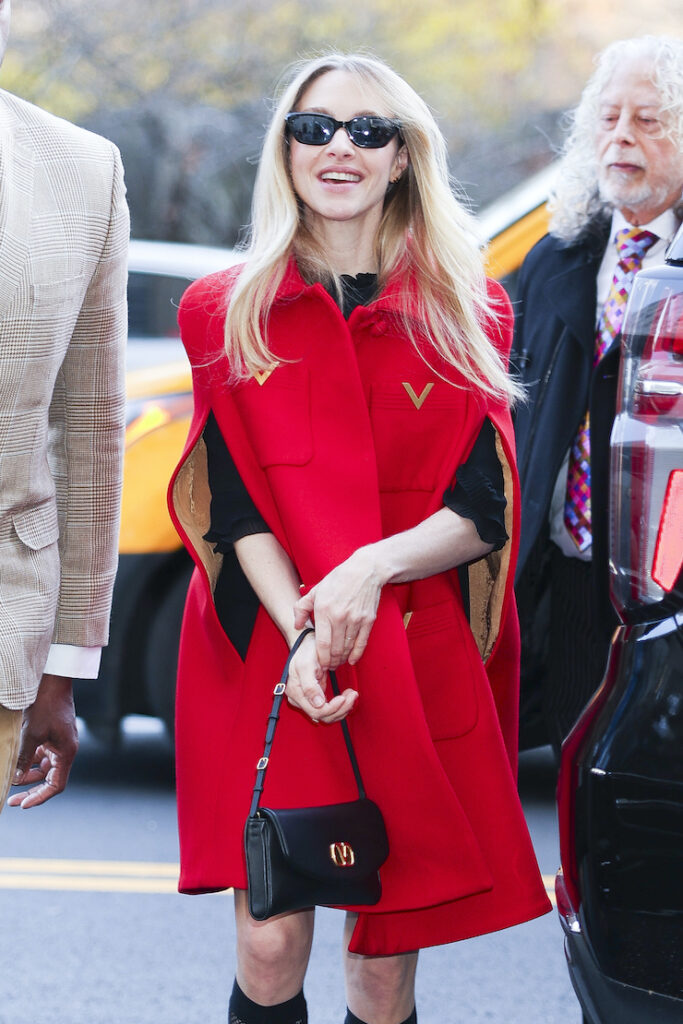 Amanda Seyfried indossa una mantella di Valentino