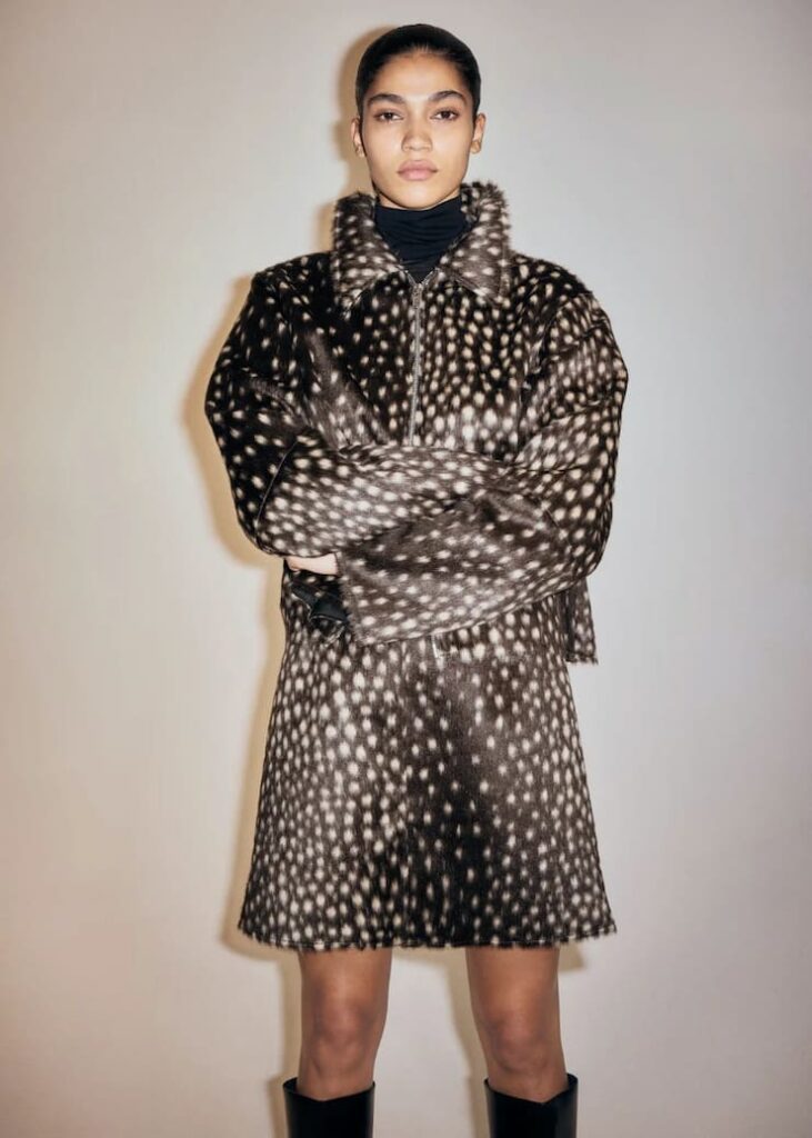 Modella indossa un cappotto H&M stampa cervo
