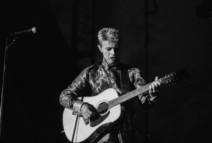 David Bowie suona la chitarra sul palco