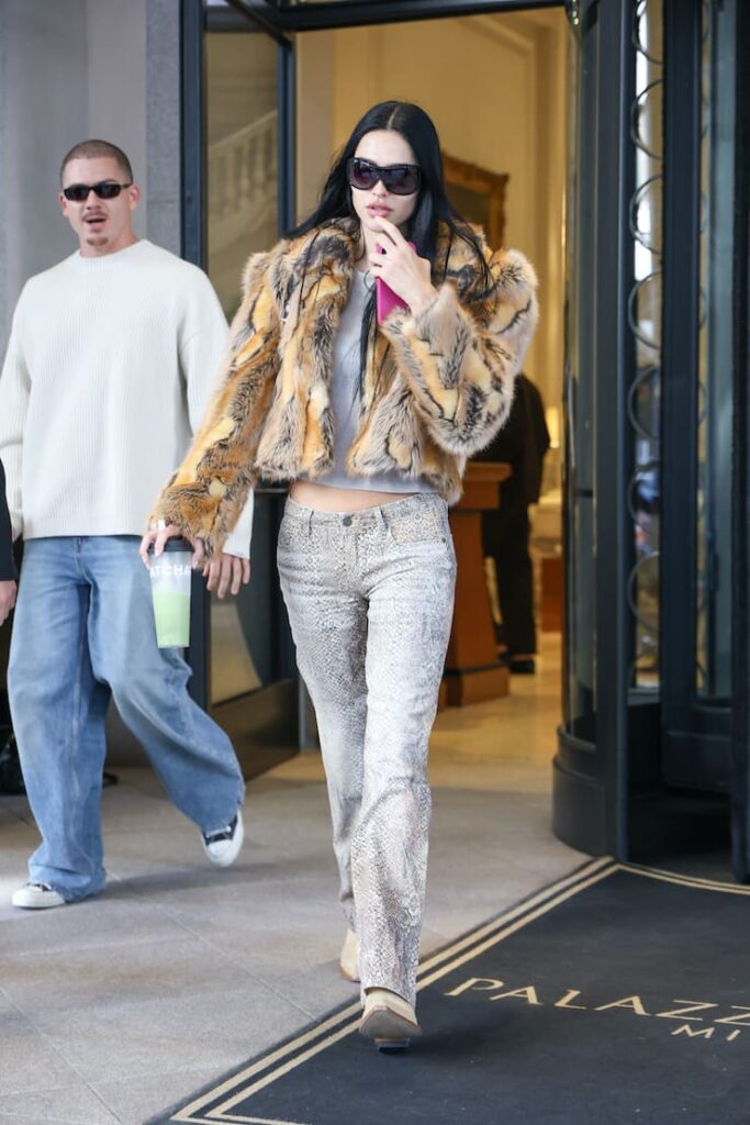 Amelia Gray con pantaloni a vita bassa