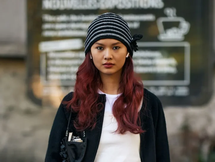 Capelli, il rosso ciliegia è il colore più caldo dell'inverno