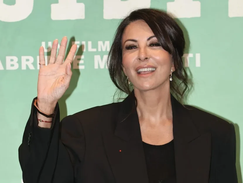 Sabrina Ferilli saluta i fotografi durante un photocall