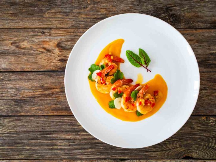 Insalata di gamberi con salsa di mango, zenzero e peperoncino: facile, profumata e colorata