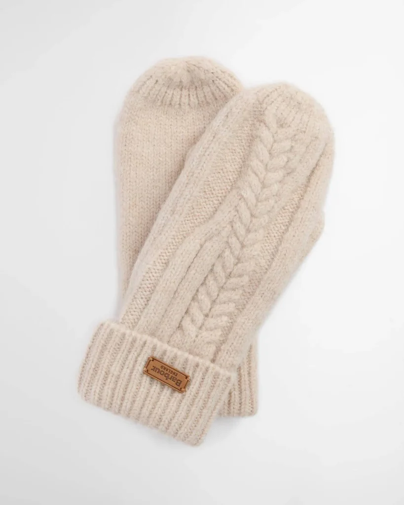 tendenza accessori inverno 2026 muffole guanti donna