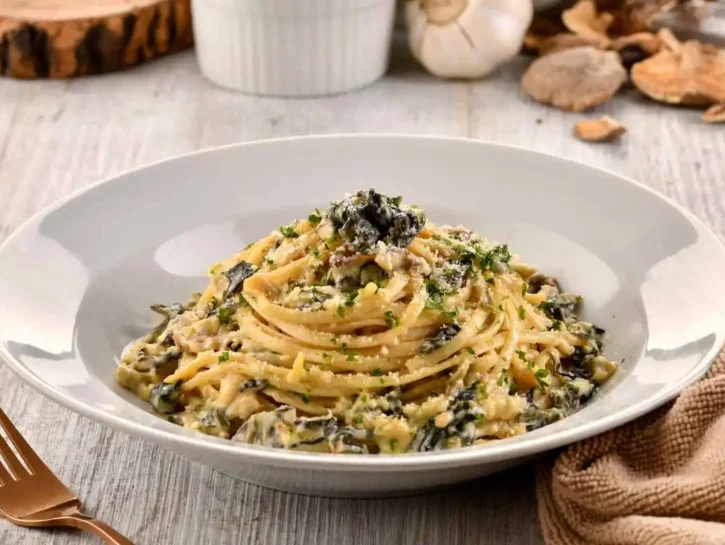 Linguine vellutate agli spinaci e carciofi, comfort food vegetariano