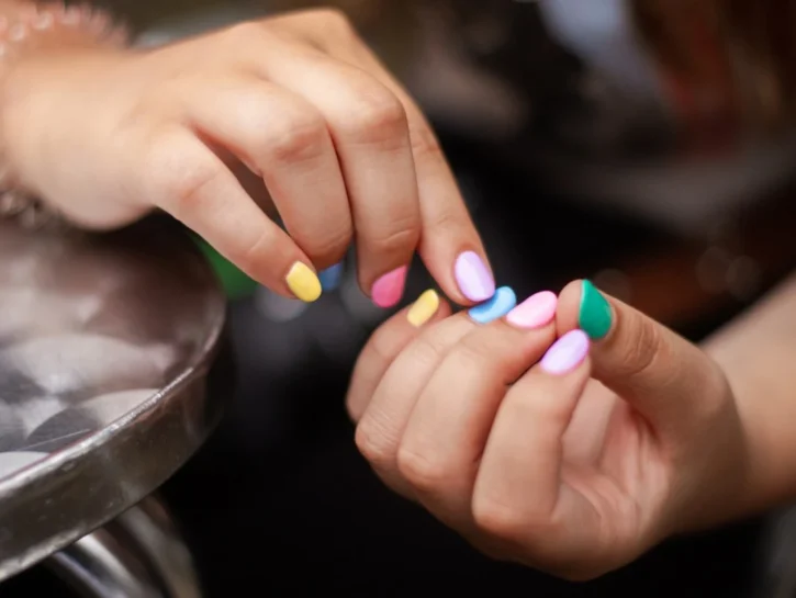 Candy core, quando la manicure si ispira alle caramelle gommose
