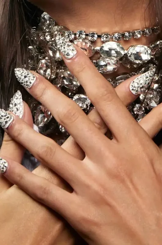 Smalto bianco, glitter e cristalli: un tocco di luce nella tua manicure invernale