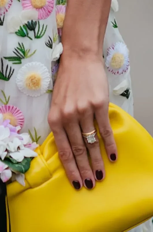 Manicure di lusso grazie allo smalto scuro, ecco i colori da scegliere