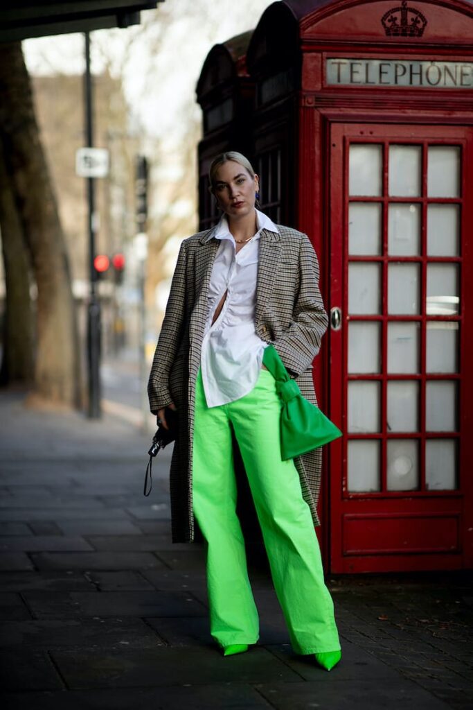 Ragazz con pantaloni verde neon