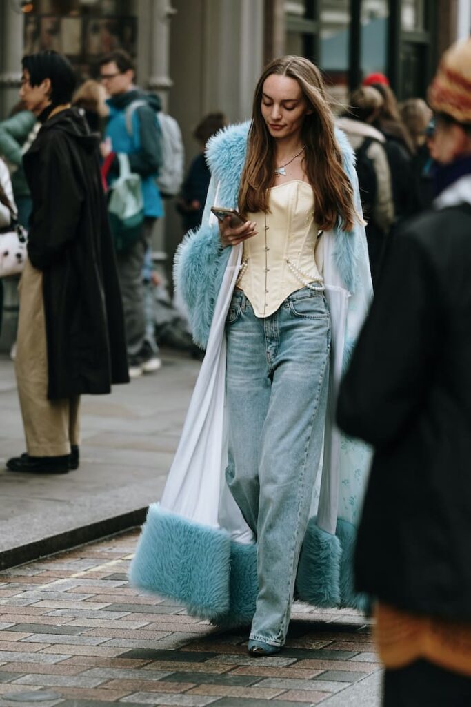 Ragazza con corsetto e jeans