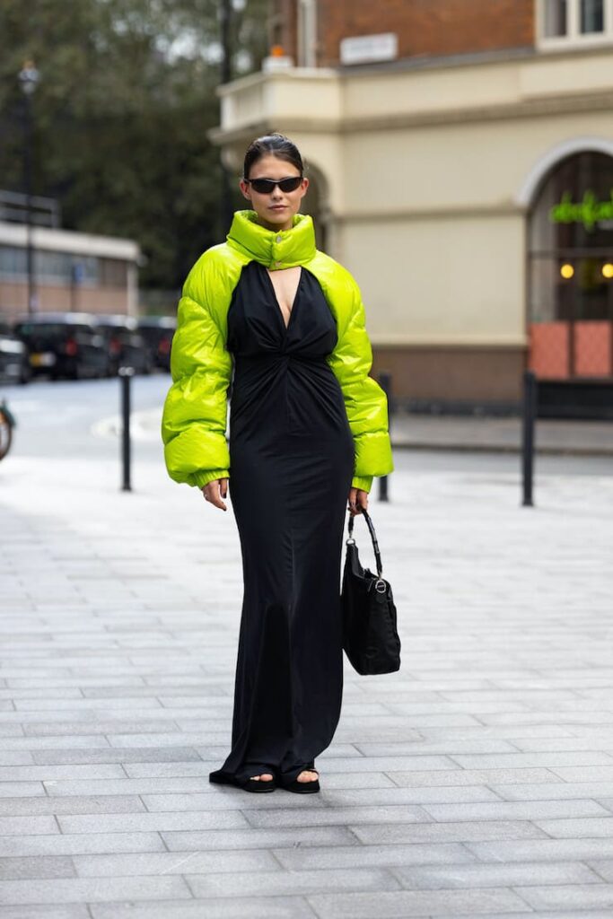 Ragazza con dettagli neon