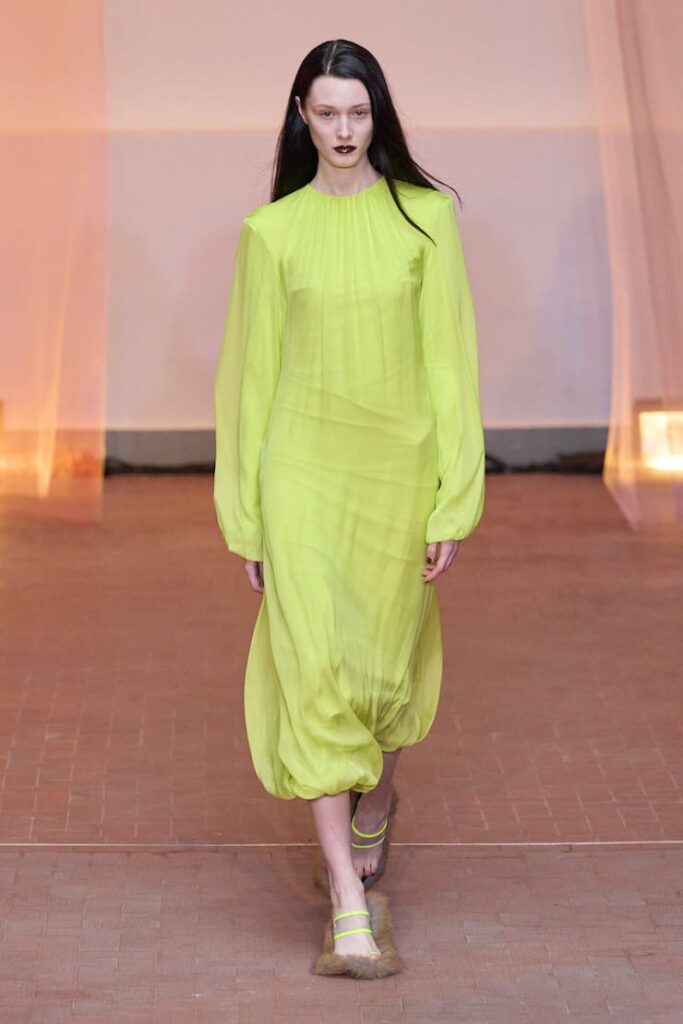 Modella con vestito giallo fluo alla sfilata di MSGM