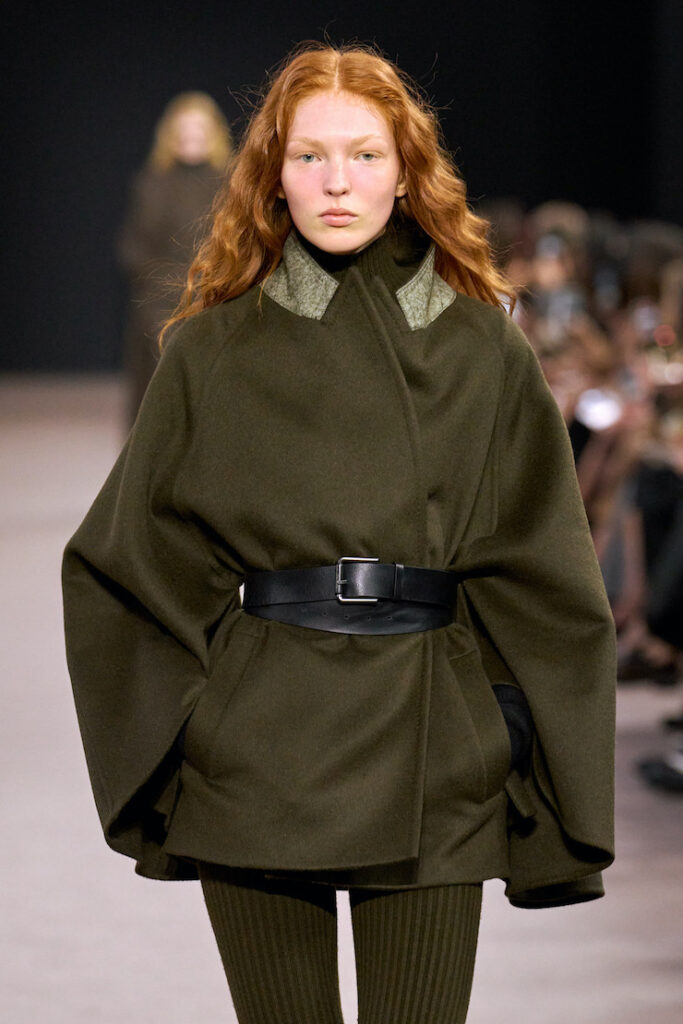 Una modella indossa una mantella alla sgilata Max Mara