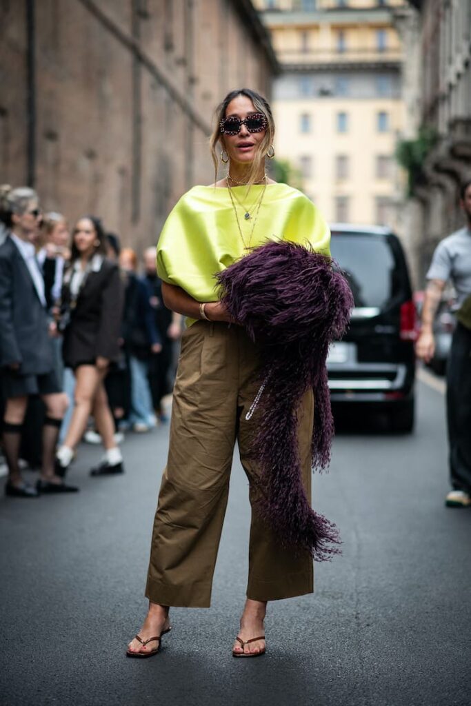 Ragazza con blusa giallo fluo