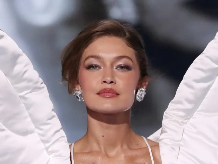 Mini bob nero: il nuovo hair look scelto da Gigi Hadid