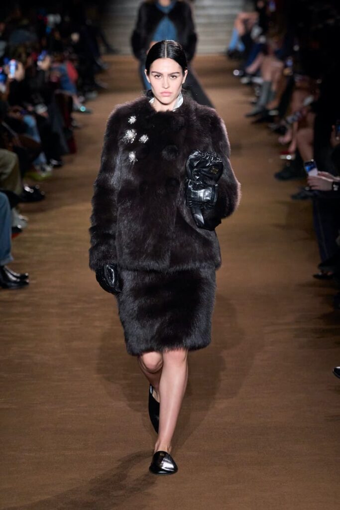 Amelia Gray in pelliccia e pantofole alla sfilata di Miu Miu