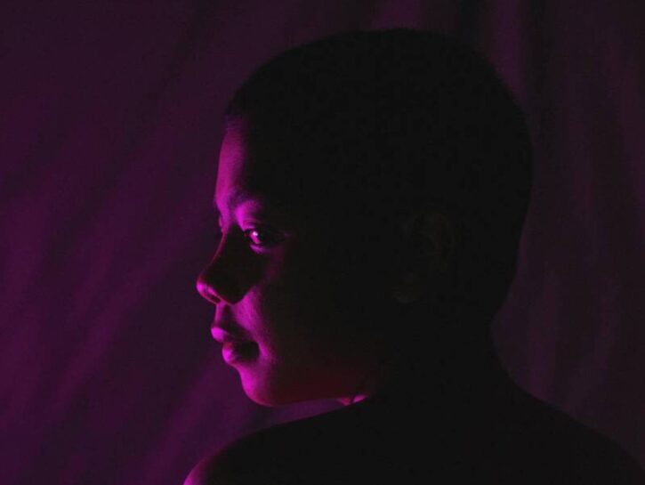 Lei 10 anni, lui 29. Resta incinta ma per il giudice non è violenza