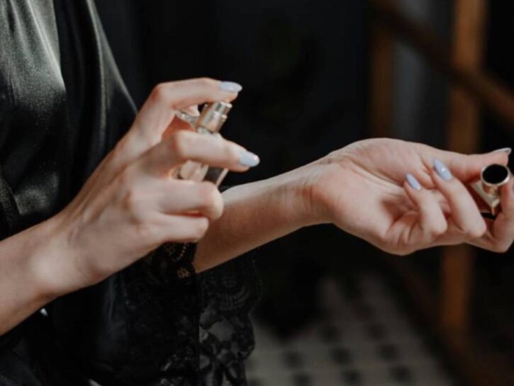 Dove ti metti il profumo? Non farlo sul collo