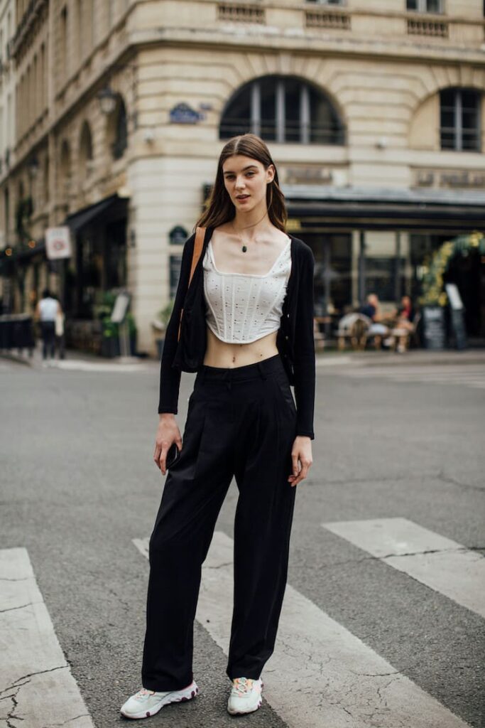 Ragazza con corsetto e pantaloni