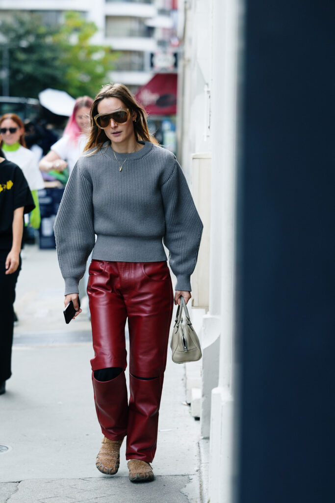 come vestirsi a gennaio tendenza moda inverno 2026 pantaloni pelle maglioncino grigio