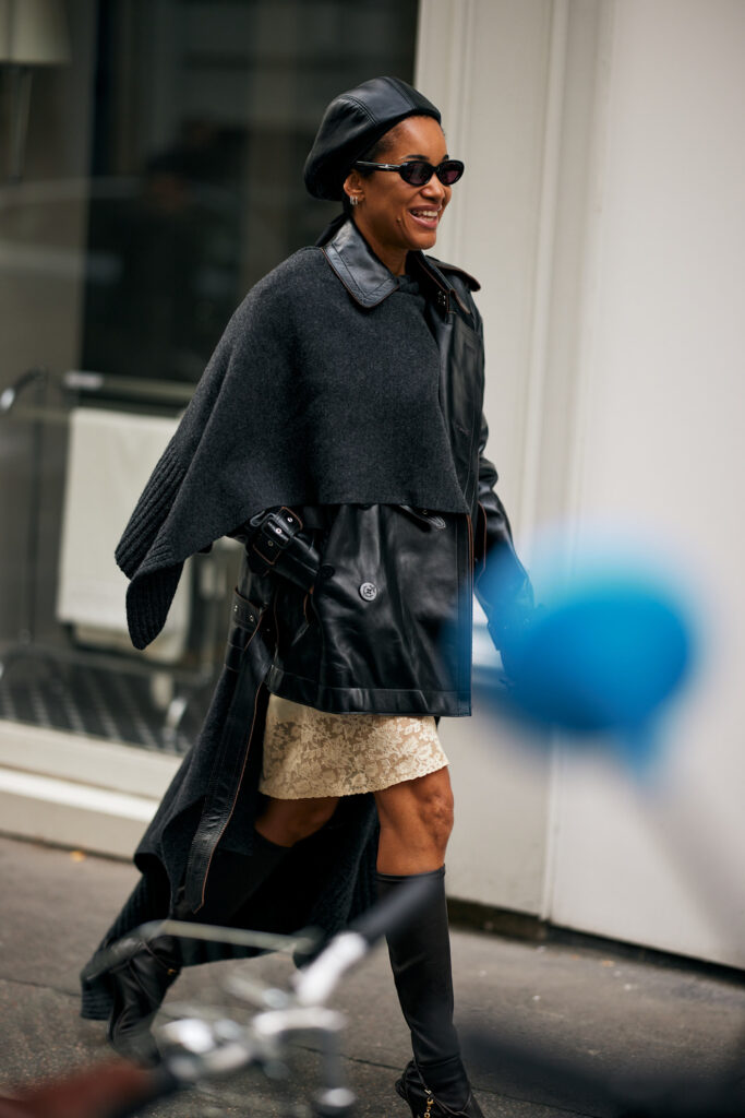 come vestirsi a gennaio tendenza moda inverno 2026 cappe e mantelle sopra i cappotti
