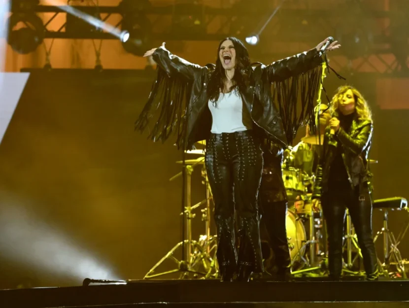 Laura Pausini a Napoli, durante la finale di “X Factor” 2025 in Piazza del Plebiscito