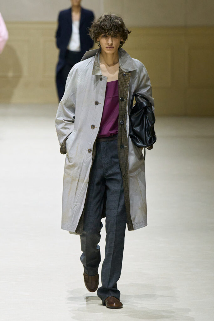tendenza moda uomo 2026 cosa rubare al guardaroba di lui impermeabile da citta