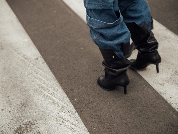 Jeans? Con stivali e stivaletti ci piacciono di più. 5 idee look da provare subito