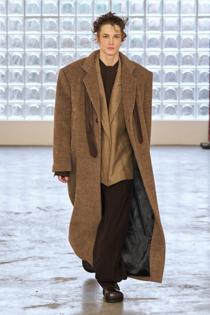 tendenza moda uomo 2026 cosa rubare al guardaroba di lui cappotto oversize