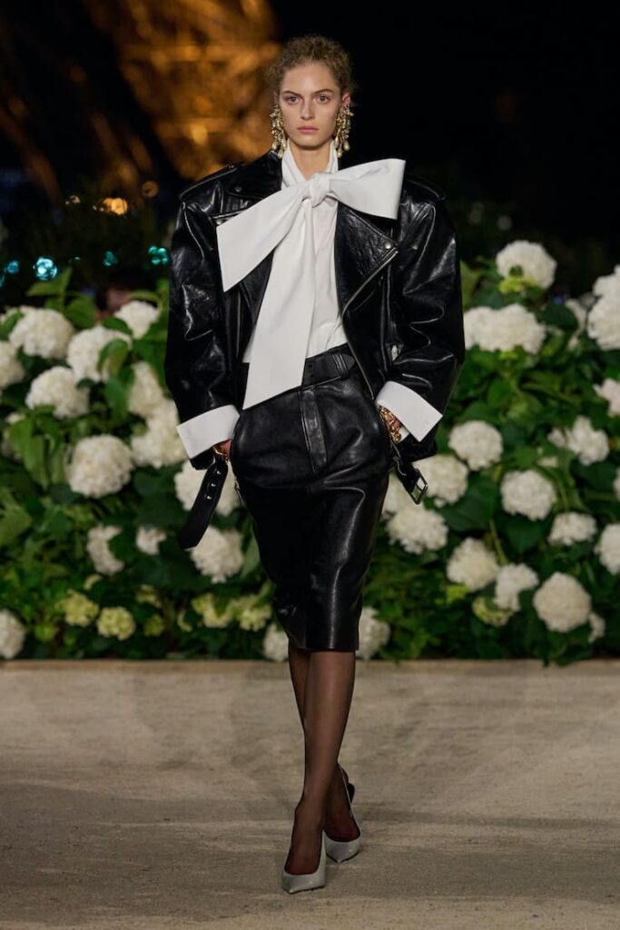 Modella con maxi fiocco alla sfilata di Saint Laurent