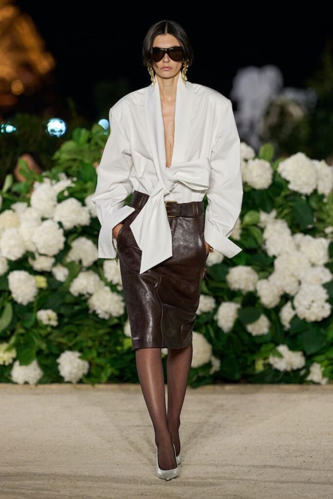 Modella con gonna in pelle alla sfilata Saint Laurent