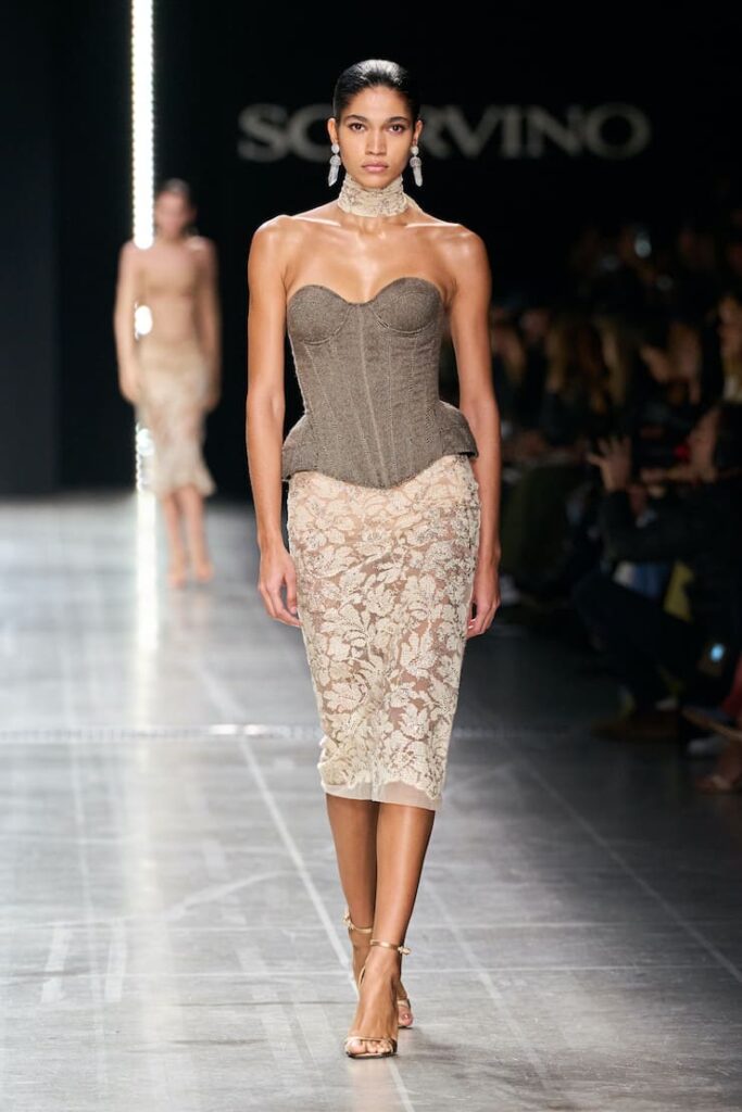 Modella con corsetto e gonna alla sfilata di Ermanno Scervino