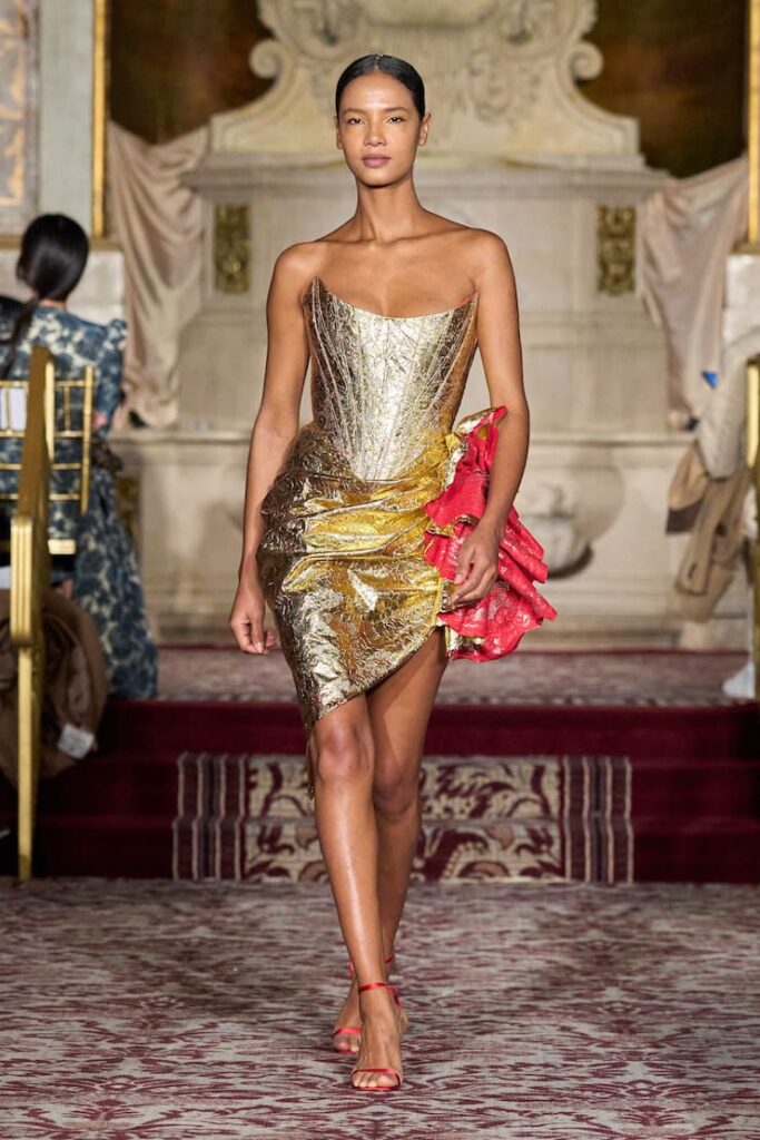 Modella con corsetto e gonna alla sfilata di Christian Siriano