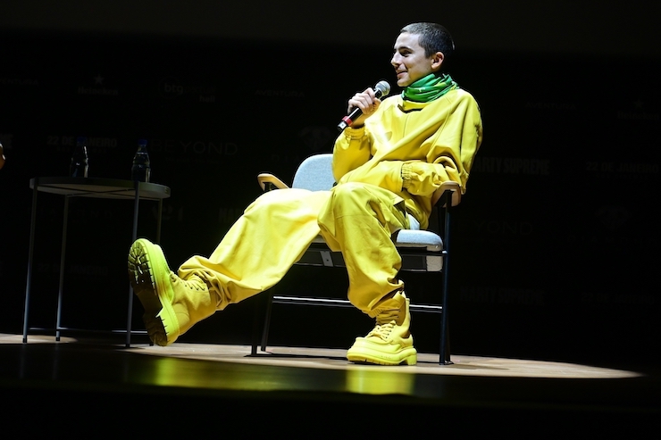  Timoth&eacute;e Chalamet vestito al neon