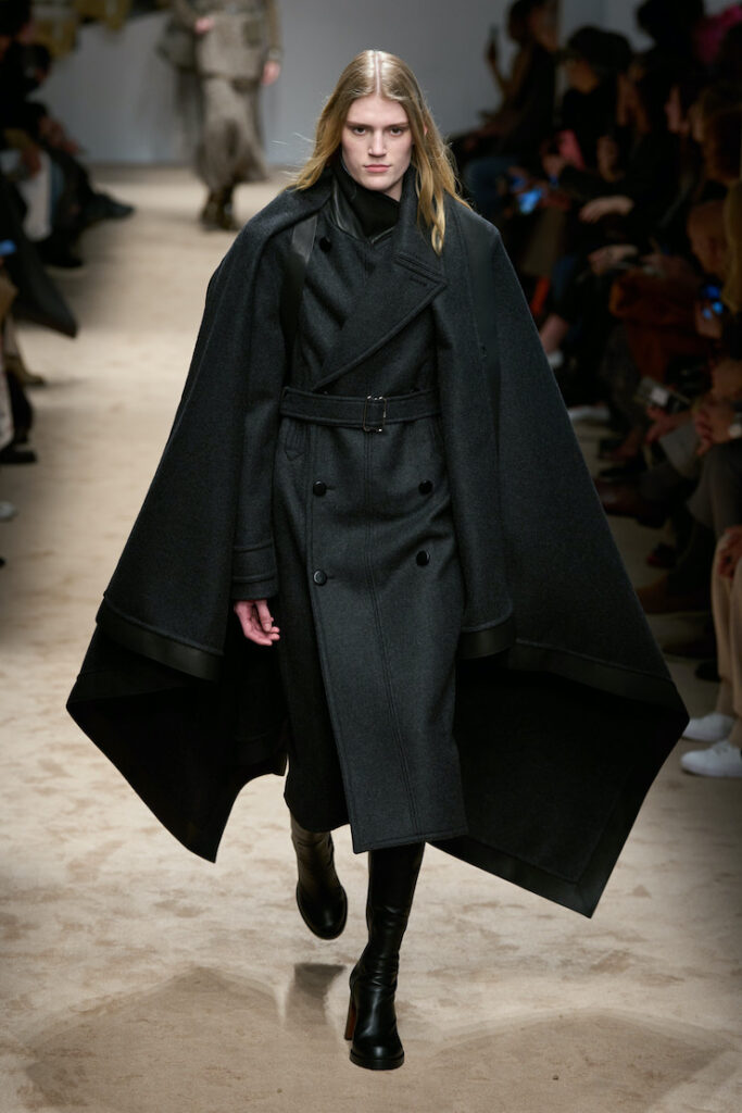 Modella indossa la mantella alla sfilata Tod's