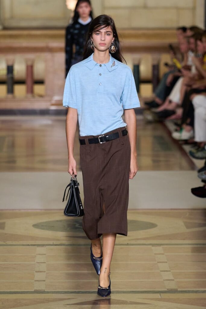 Modella sfila con gonna a vita a bassa da Tory Burch