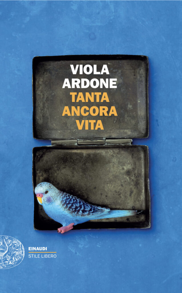 La copertina del romanzo di Viola Ardone "Tanta ancora VIta" (Einaudi)